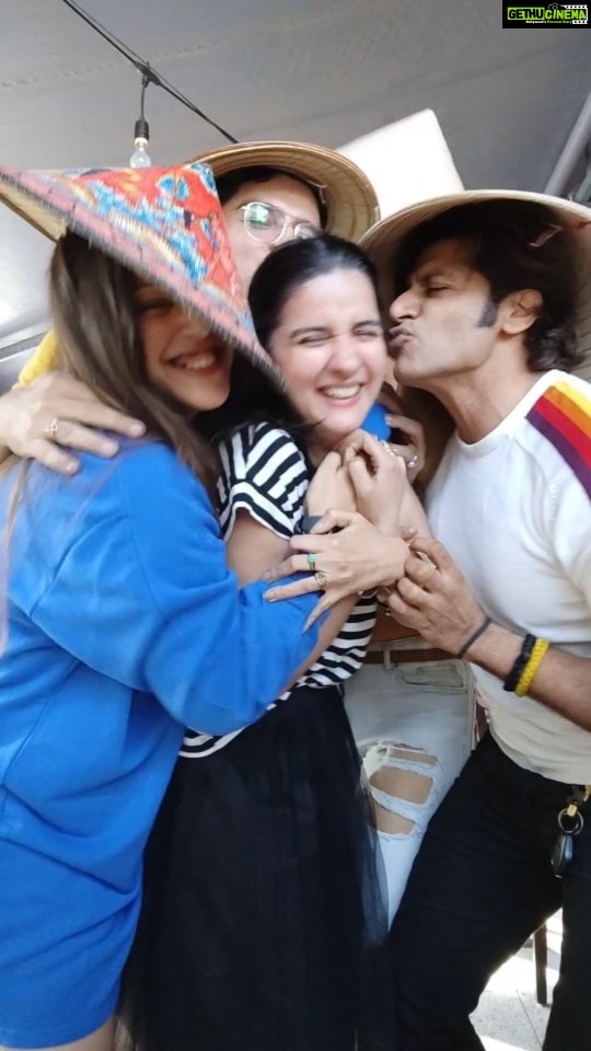 Karanvir Bohra Instagram - When your mates dont want to make reels, but enjoy the end result never the less.... I love you guys #shararatforever @shru2kill @simplekaul @additemalik @harshvasishth