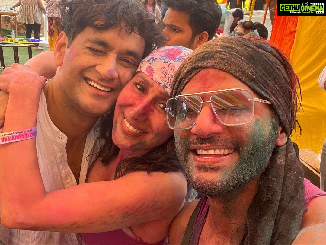 Karanvir Bohra Instagram - #Happyholi people! β€οΈπ§‘πππ Time passes by so quickly.. we keep meaning to meet up with friends but it doesn't happen.. we all get so busy in our day-to-day lives.. especially those of us who have children! But Holi is a special day.. a day we always make time to celebrate with the people we love.. π @lokhandeankita @jainvick @ektarkapoor @lostboyjourney @praneeth_kumarrrr @srishtyrode24 #karanvirbohra #teejaysidhu #myholi2023