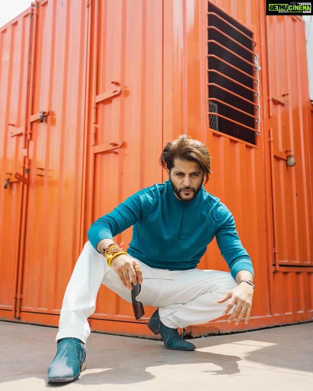 Karanvir Bohra Receives Parlour Treatment From His Twins
