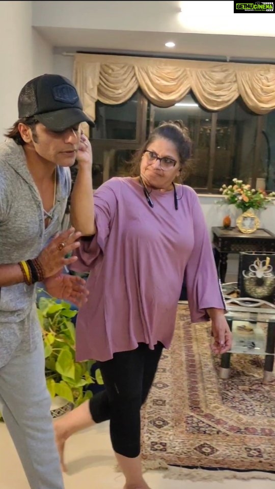 Karanvir Bohra Instagram - Kya aapse yeh galti hui hai? Wait for the end.... @madhu.hariom #reelswithmom #momandson