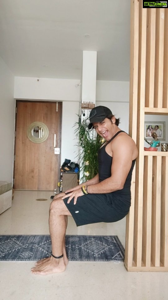 Karanvir Bohra Instagram - How strong are your knees? Try this and let me know..... #kvbchallange #health #fitness #kvbreels