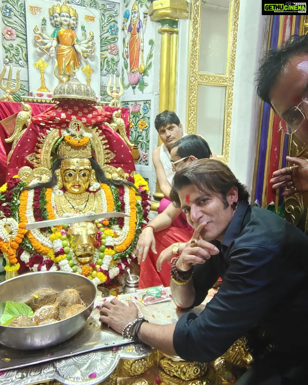 Karanvir Bohra Instagram - Sab darshan karlo, Aaj mata ka birthday hai...... jai maa #mumbadevi