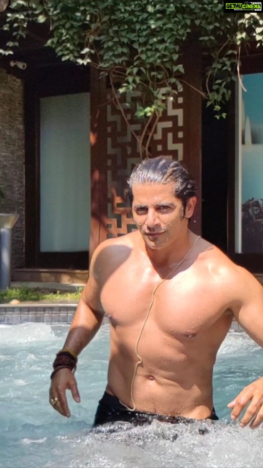 Karanvir Bohra Instagram - Namkeen ka pata nahi, but samundar mein naha ke, tan zaroor hogaya hoon