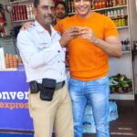 Karanvir Bohra Instagram - What a rare opportunity I got to have #chai with #trafficpolice #chetanchabukswar and it was his treat ❤️❤️❤️ I was getting late for an event in bandra, but I could let this moment go, not only even there ppl enjoyed chilling with me and #chetanji. Make someone's day......smile, sit, talk, anything .... Whatever you can, it only takes a few minutes, but your make their day ❤️ #karanvirbohra #kvbreels #ourheros