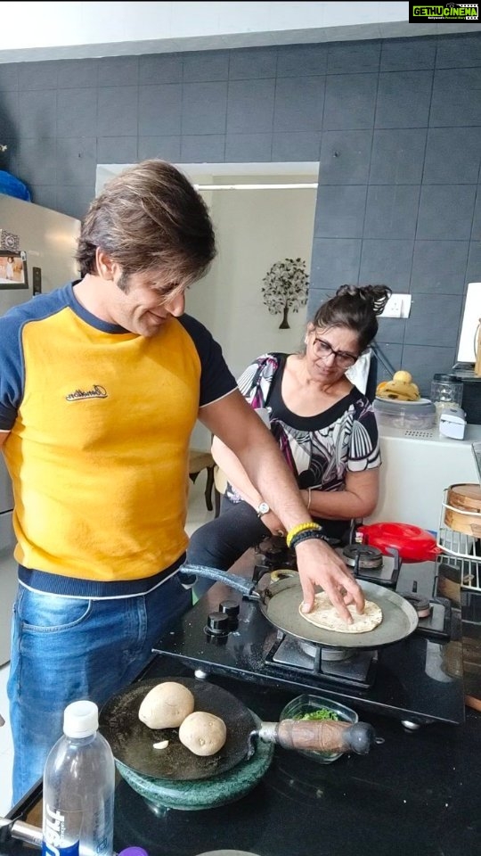 Karanvir Bohra Instagram - When you just can't understand your mother @madhu.hariom Pls tell me, meri kya galti hai? #kvbreels #madhubohra #momson #maabeta #karnvirbohra