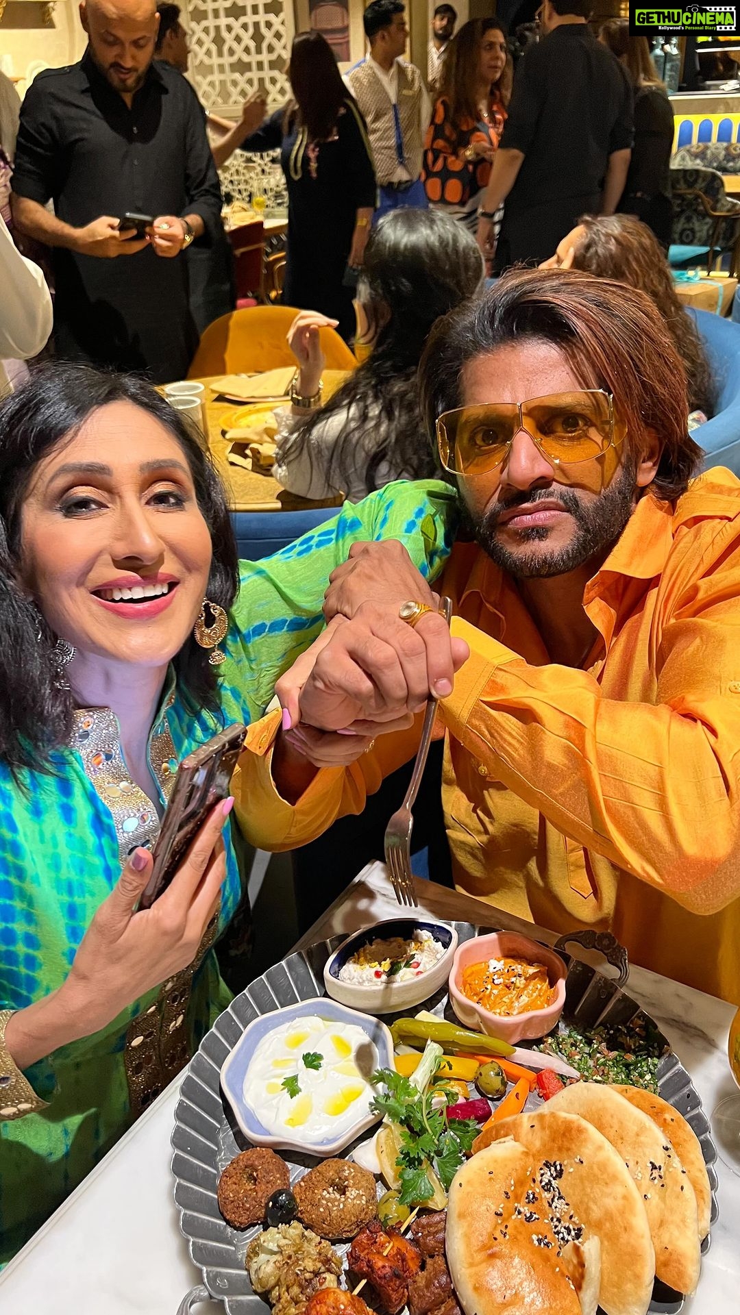 Karanvir Bohra Instagram - Iss baar main photo nahi lene dunga…. Hadh hogayi Thank you for this beauty #beautiful #iftaar @saraarfeenkhan @arfeen.khan
