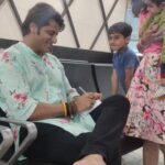 Karanvir Bohra Instagram - I love treasuring such moments, inspite of having a phone camera, this wonderful lady Poonam insisted on signing an autograph for her 2 sons, saying she will show it when they grow up... Wow wow, miss signing #autographs in this new age digital era. #oldschool #autograph #kvb #karanvirbohra #kvbreels