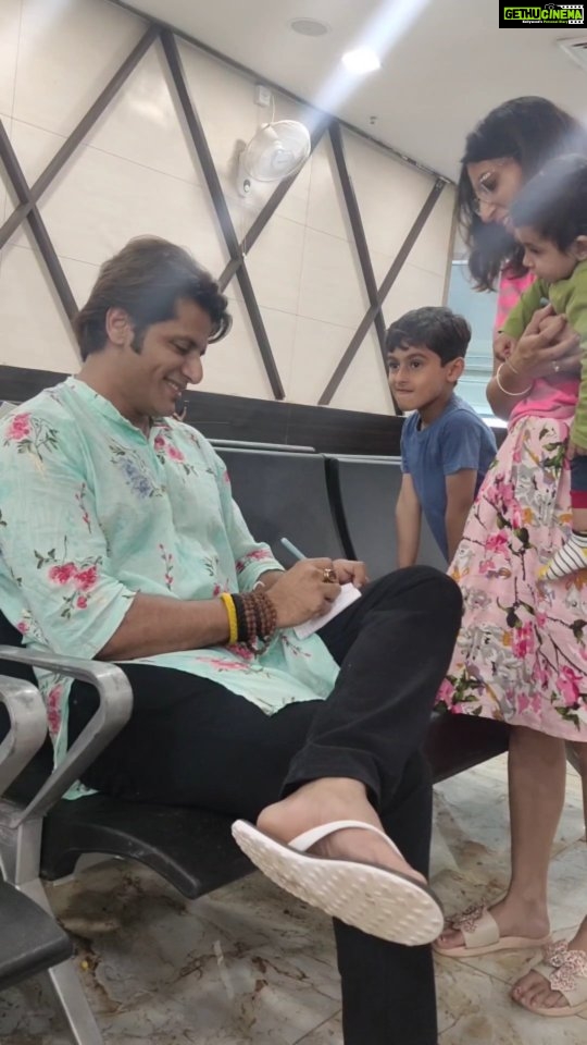 Karanvir Bohra Instagram - I love treasuring such moments, inspite of having a phone camera, this wonderful lady Poonam insisted on signing an autograph for her 2 sons, saying she will show it when they grow up... Wow wow, miss signing #autographs in this new age digital era. #oldschool #autograph #kvb #karanvirbohra #kvbreels