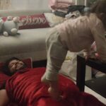 Karanvir Bohra Instagram - बाबूमोशाय , जिंदगी और मौत ऊपर वाले के हाथ में है ..... No. Meri जिंदगी meri beti @thebabysnowflake ke haath mein hai.... I was fast asleep, and this is how she woke me up, Ball Ball bacha hoon 🙈🙈