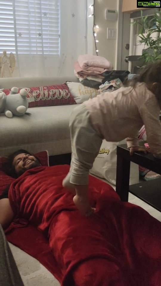 Karanvir Bohra Instagram - बाबूमोशाय , जिंदगी और मौत ऊपर वाले के हाथ में है ..... No. Meri जिंदगी meri beti @thebabysnowflake ke haath mein hai.... I was fast asleep, and this is how she woke me up, Ball Ball bacha hoon 🙈🙈