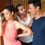 Karanvir Bohra Instagram - Friends change after marriage... But a true friend will never give up on them.... 😂😂😂😂 #bromance @meet_bros_manmeet @karishmamodi23