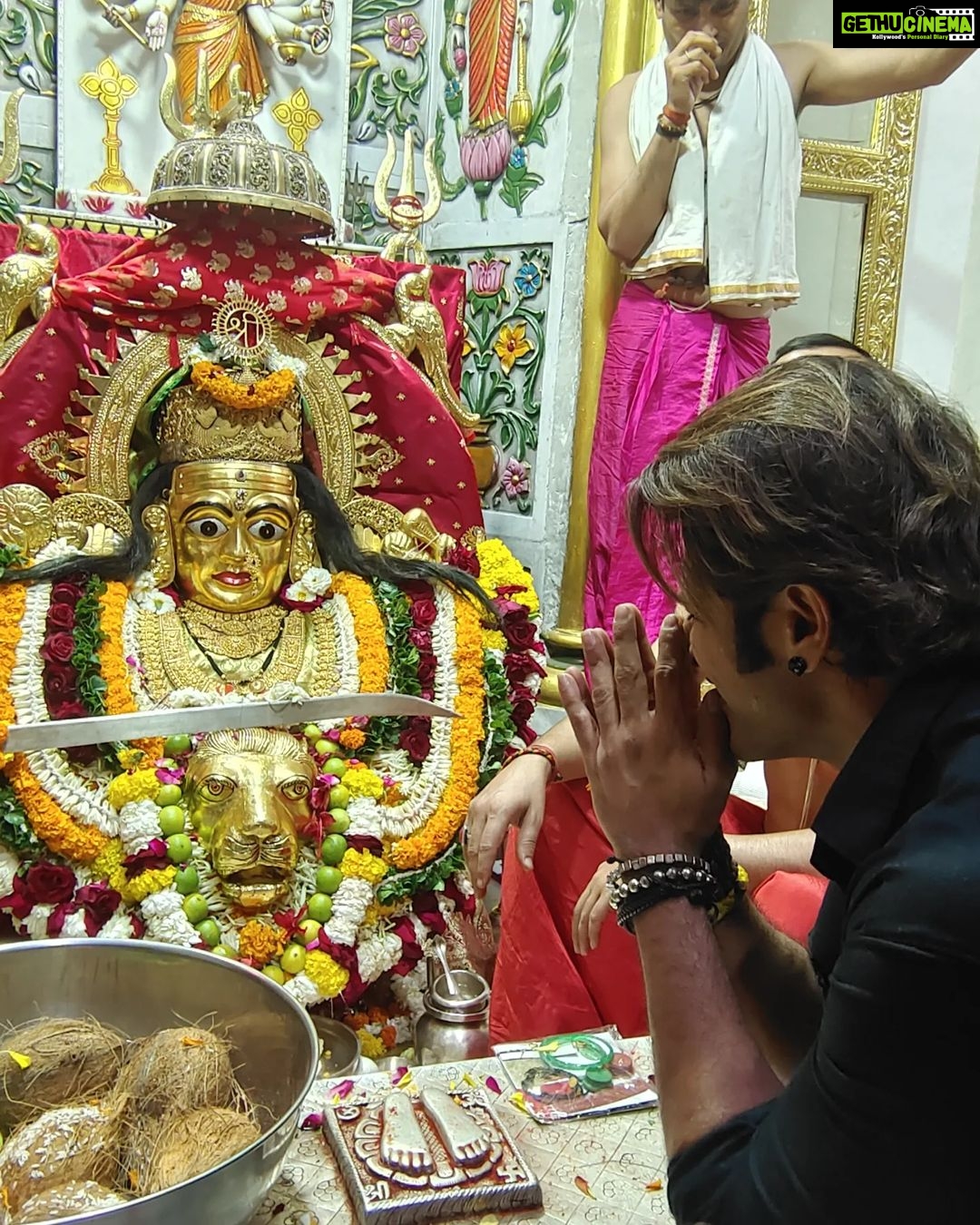 Karanvir Bohra Instagram - Sab darshan karlo, Aaj mata ka birthday hai...... jai maa #mumbadevi
