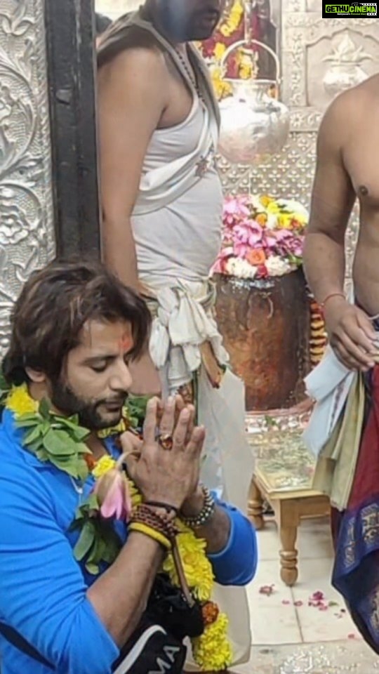 Karanvir Bohra Instagram - What a way to start my #2023 #jaishreemahakal This year will be a breakthrough & successful for everyone🙏 #omnamahshivaya🔱 Thank you dids, @meghnaambani my driver #kamal and Ritesh and all those who helped us meet #bholenath