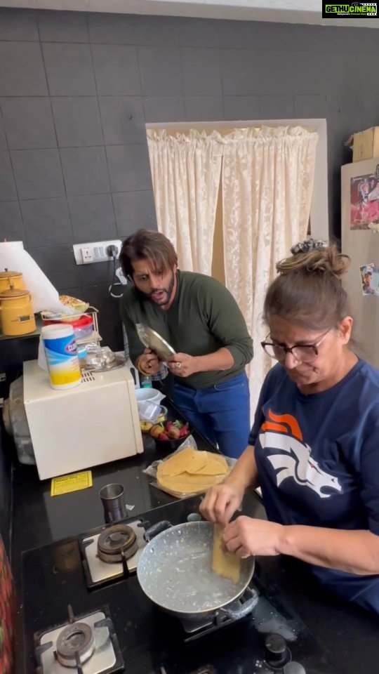 Karanvir Bohra Instagram - A BIG HAIL YEAH! to our #mother's This video is just a funny depiction of how we scream and shout for the tiniest problems and make them larger than life.... But our mom's and dad's, they have been through the toughest of times to raise us, im sure it hasn't been easy for them too, but they faced it and overcame it. Go, give a hug to your mom n dad after reading this post ❤️ and if you are alone, go hug a picture of your god and tell him thank you for this life ❤️❤️🙏 #loveyourself #mom #dad #family P.s. Non believers will say 1. it's water and not oil 2. The gas is not on 😉