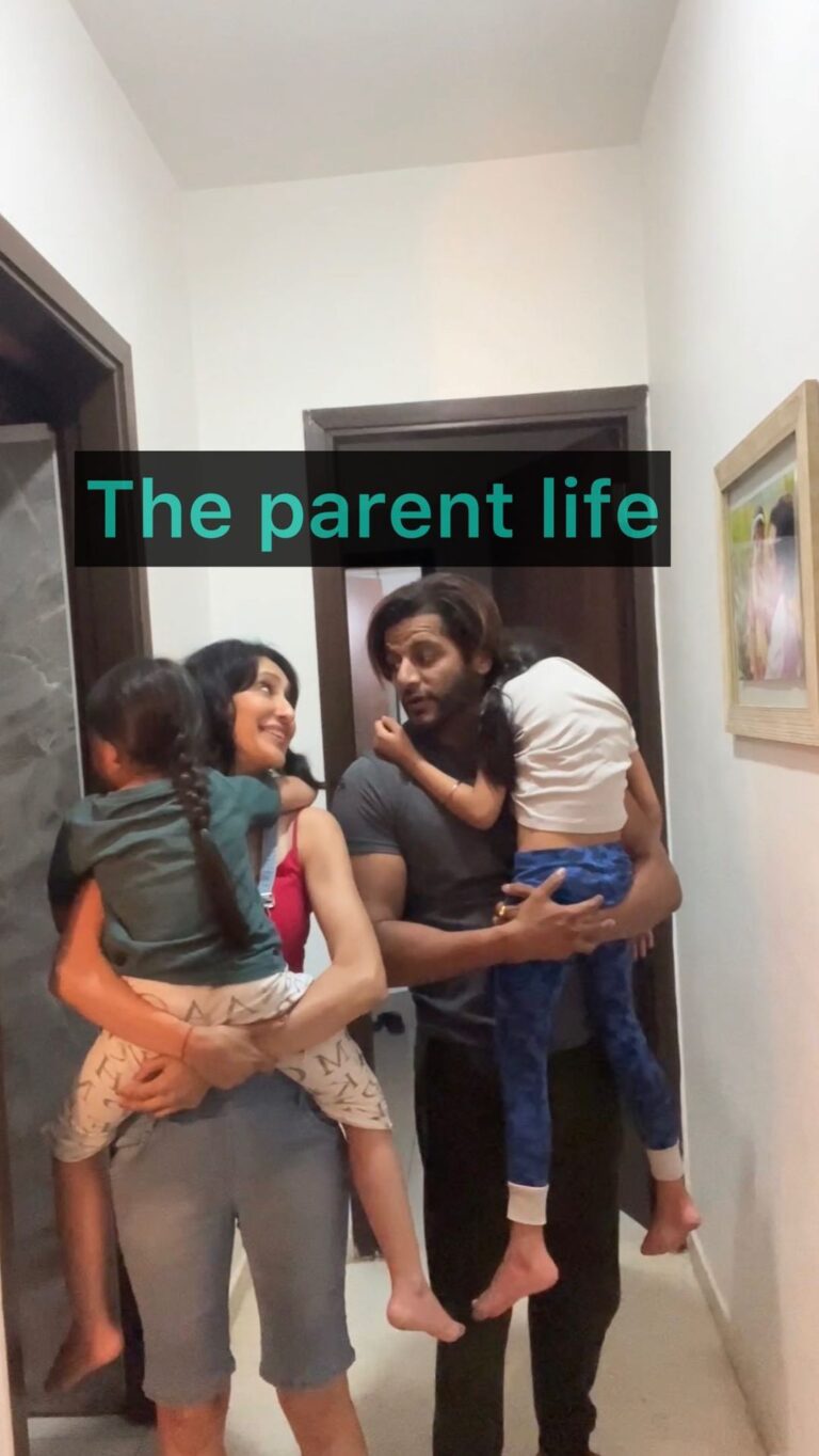 Karanvir Bohra Instagram - There is no punch line coming up... no funny or surprise ending. This is what a normal day looks like in a parent’s life. Childhood is a short season, and we don't want to miss any of it. We love being parents. ❤ But still.. we all need that time off from the busy schedule with our children.. some time to ourselves to have the coffee that's been pending since morning! 😄 #momdad #parentslife #karanvirbohra #teejaysidhureels #kvbreels #dadblogger