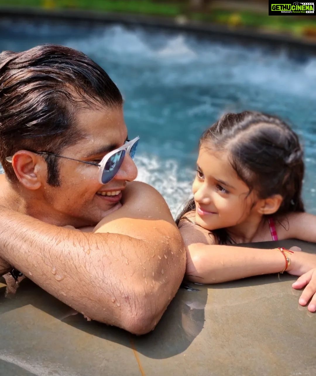 Karanvir Bohra Instagram - VIENNA - Someone asked me yesterday, 'Who is your best friend?' 'My Dad.' ❤ @karanvirbohra #karanvirbohra #viennabora #viennarose #dadanddaughter #bestbuddies #onvacay #daddysgirl #fatherdaughter #goa #ilovemydad #bestdayever