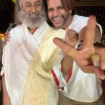 Karanvir Bohra Instagram - Life needs to have a balance. Too much of one thing can throw the balance off. This is how I find mine..through devotion.. To my career... To my family.... To my faith / soul/ spirit All these parts complete me as a whole and bring me peace. Id say he is my Monday, that gets me thru the rest of the week, practicing meditation is something I realised in the initial phase of my career... It's there biggest favour i did to my self. Find your MONDAY