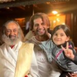 Karanvir Bohra Instagram - The video is even brighter than my smile with #gurudev @srisriravishankar @artofliving #contentcreatorsretreat