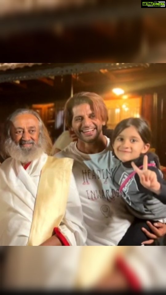 Karanvir Bohra Instagram - The video is even brighter than my smile with #gurudev @srisriravishankar @artofliving #contentcreatorsretreat