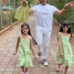 Karanvir Bohra Instagram - The pretty girls at Day1 #creatorsretreat @artofliving ashram! 😄🙏 What an awesome idea for a digital creators getaway! #jaigurudev #day1 #creatorsmeetup #artofliving #bangalore #aolkids #srisriravishankar #gurudev #influencersmeet