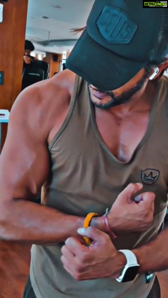 Karanvir Bohra Instagram - I feel #phenomenal after 2 months of training.... 2 more months to go, to be a #greekgod Thank you for the belief u had in me @praneeth_kumarrrr my coach.... Let's go for the final round. And hey, a body can't be made of the music ain't good.... And to listen to crazy sound @honeybud.official is my go to accessories be it smartwatches or wireless neckbands... Only #honeybud Now, you can also get your hands & ears on them. ππ» You can use my code Karanvir20 to get additional 20% off on your purchase from www.honeybud.in (official website). @platformcreatorsentertainment π