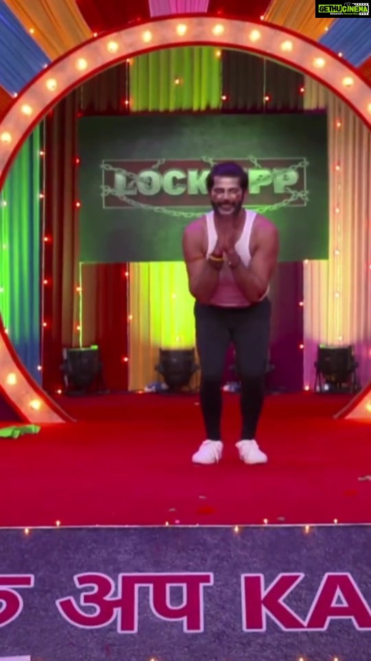 Karanvir Bohra Instagram - Happy #worldtheatreday to you everyone.... Its been long i haven't been in stage, and I'm itching to get back.... #anytakers ? 🎭 Aaja ve mahi tera rasta hun dekh diyaaa 🤡