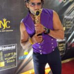 Karanvir Bohra Instagram - Hey insaan , Tu khamakha hi Ghamand Karta Hai… Badshah toh waqt hota hai 😎 Thank you @iifta_awards @parulchawla9 for honouring me for this title #bestentertaineroftheyear