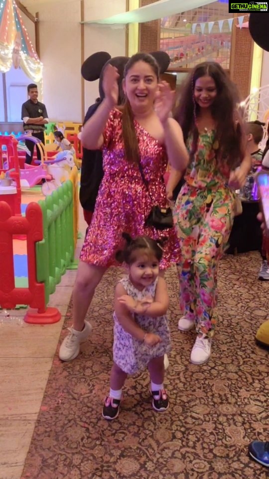 Karanvir Bohra Instagram - Thise is when we realised( August 4 @tarajaymahhi ‘a birthday) that we have a #natunatu lover in the family, i think next year she will dance on the #oscar stage @thebabysnowflake Or probably take the Oscar and make all the Indian women period like @guneetmonga and @kartikigonsalves for #elephantwhispers Congratulations the entire team of #RRR
