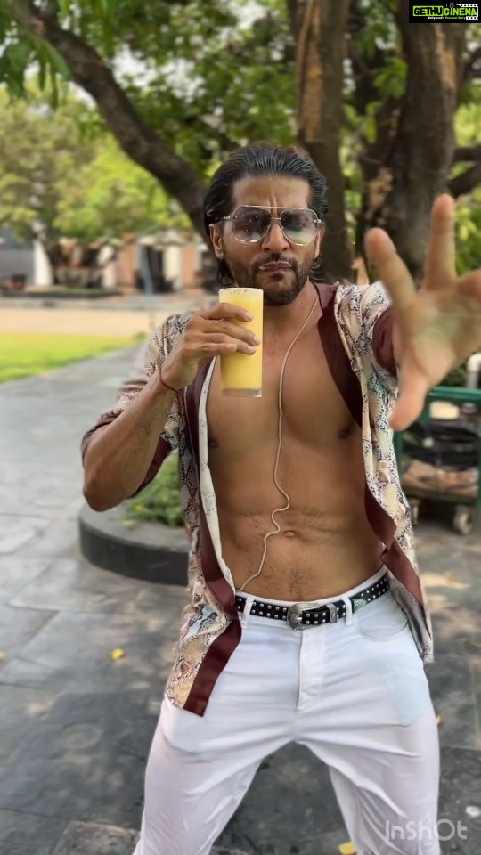 Karanvir Bohra Instagram - Everything is #gazab on #akshayatritiya Starting something new.... Watch for this space❤️