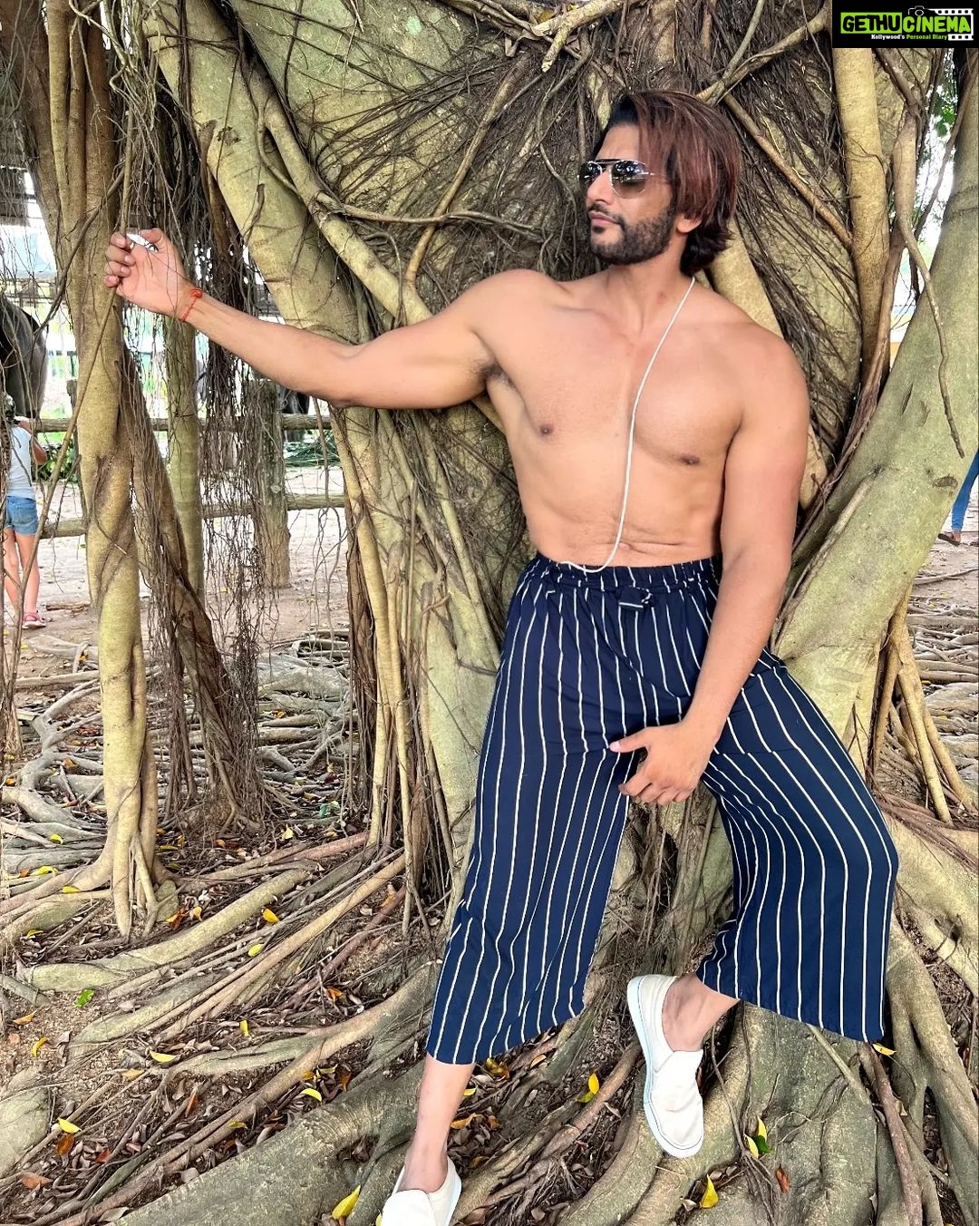 Karanvir Bohra Instagram - Happy #earthday I love you mother 🌏
