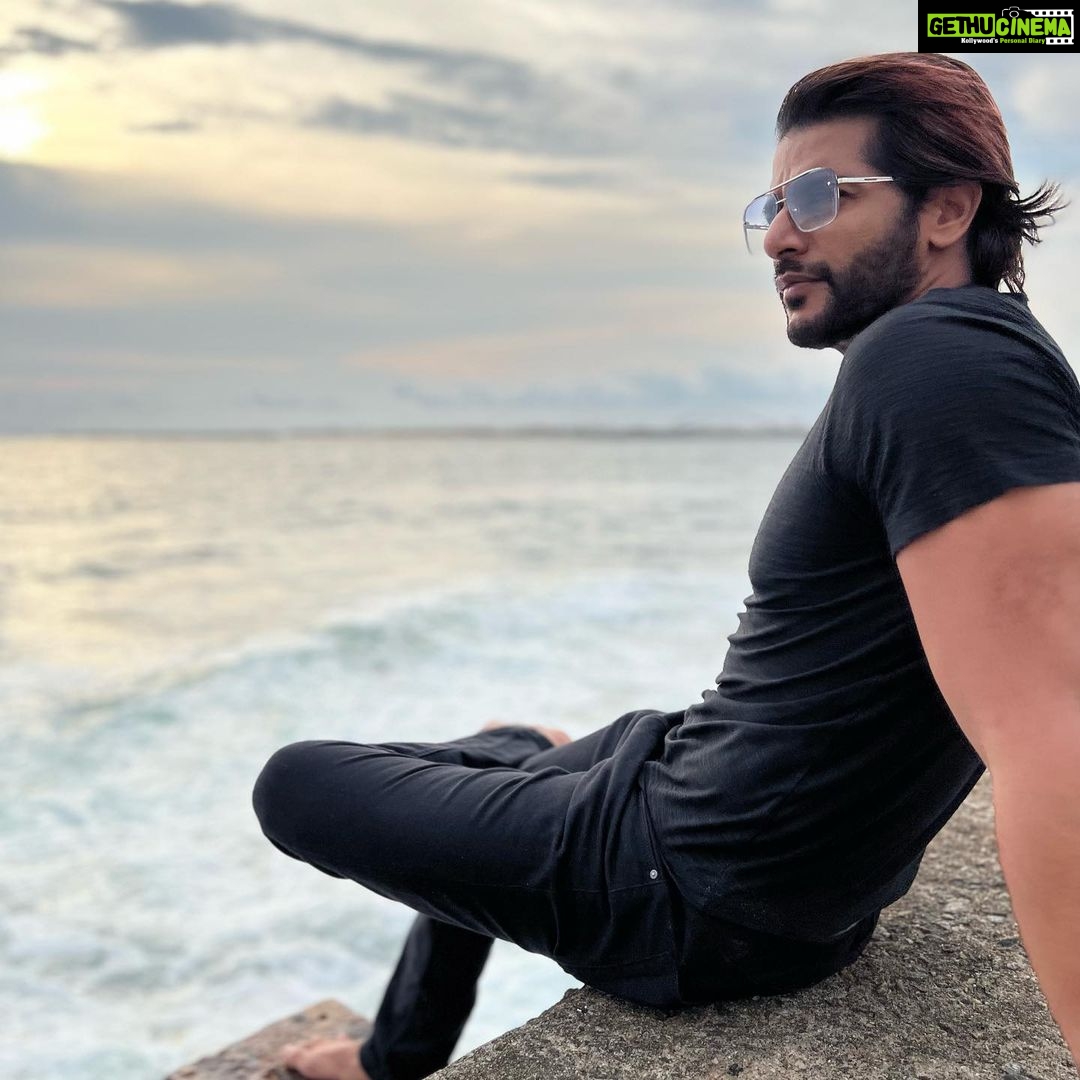 Karanvir Bohra Instagram - The #peace before the storm. Work mode is like vacation for me… #livingit #travel #colombo #work #ballyscasino