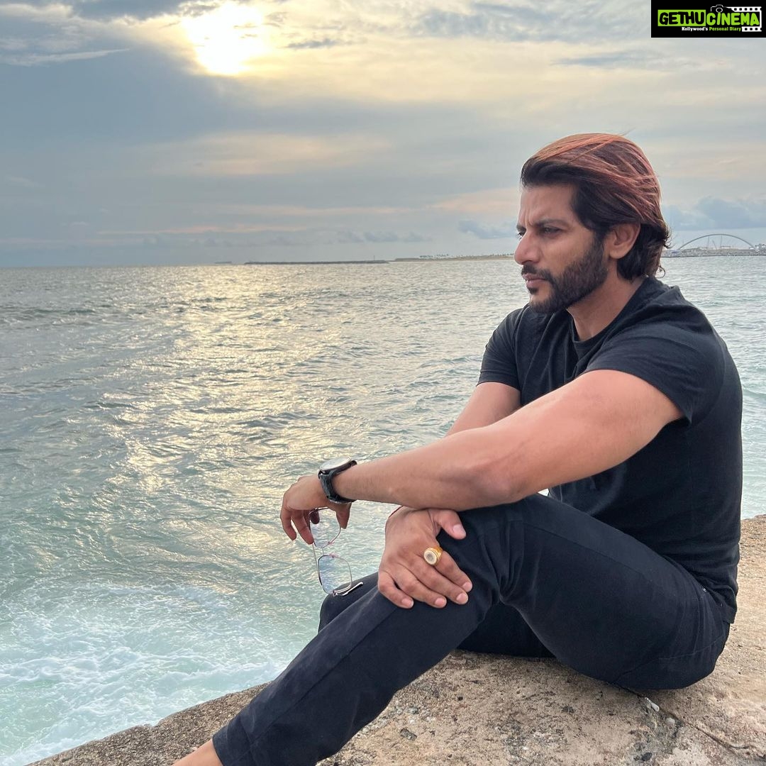 Karanvir Bohra Instagram - The #peace before the storm. Work mode is like vacation for me… #livingit #travel #colombo #work #ballyscasino