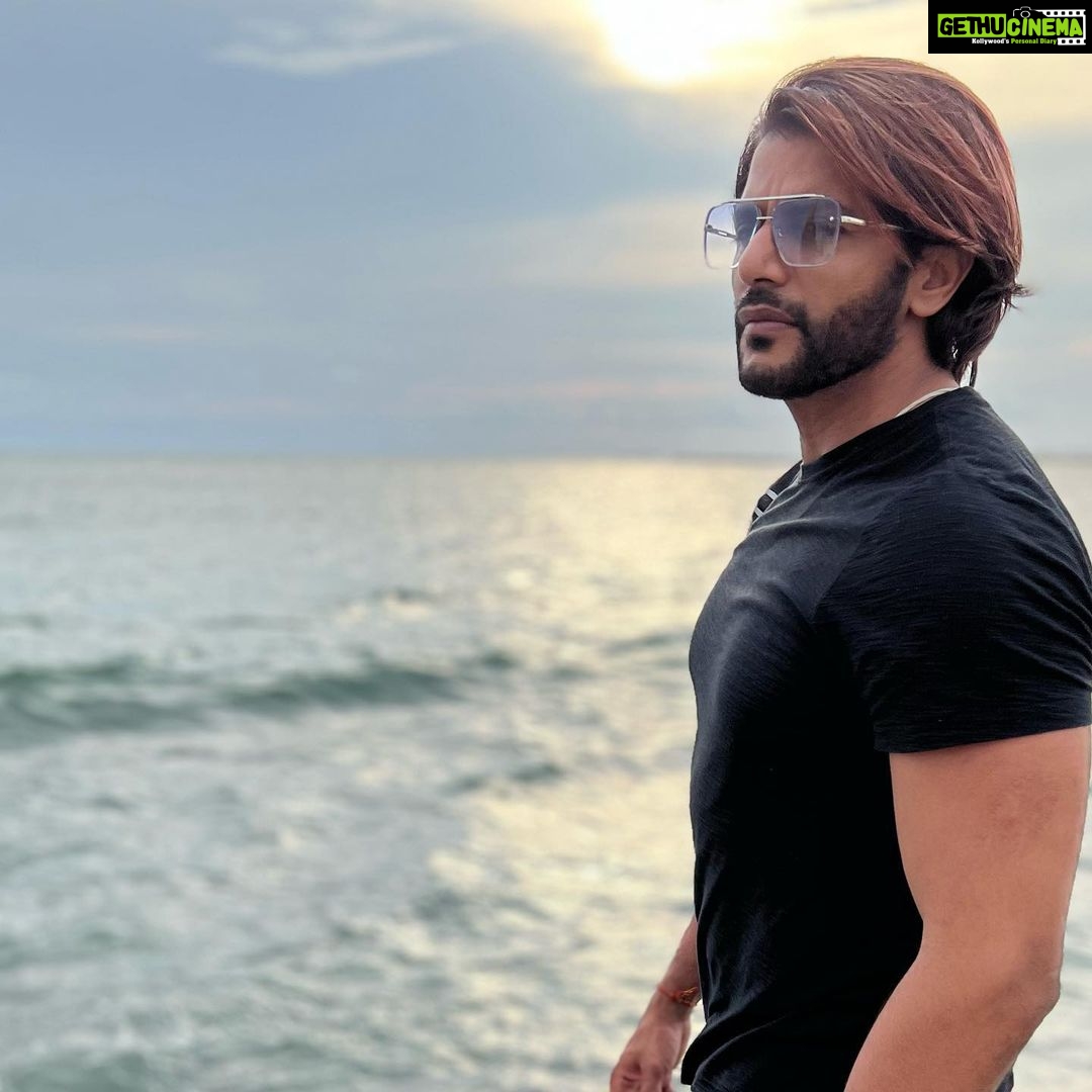 Karanvir Bohra Instagram - The #peace before the storm. Work mode is like vacation for me… #livingit #travel #colombo #work #ballyscasino