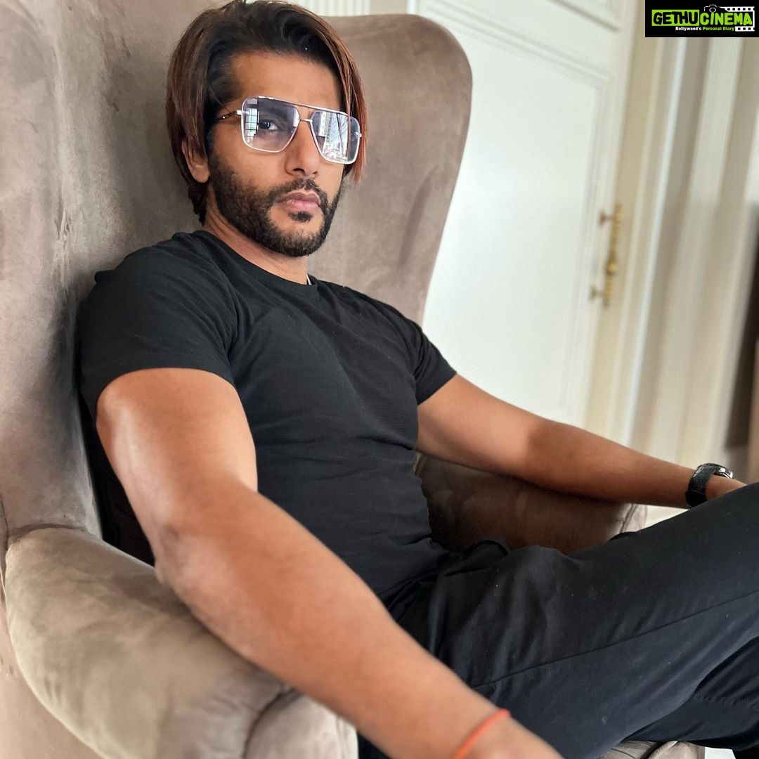 Karanvir Bohra Instagram - The #peace before the storm. Work mode is like vacation for me… #livingit #travel #colombo #work #ballyscasino