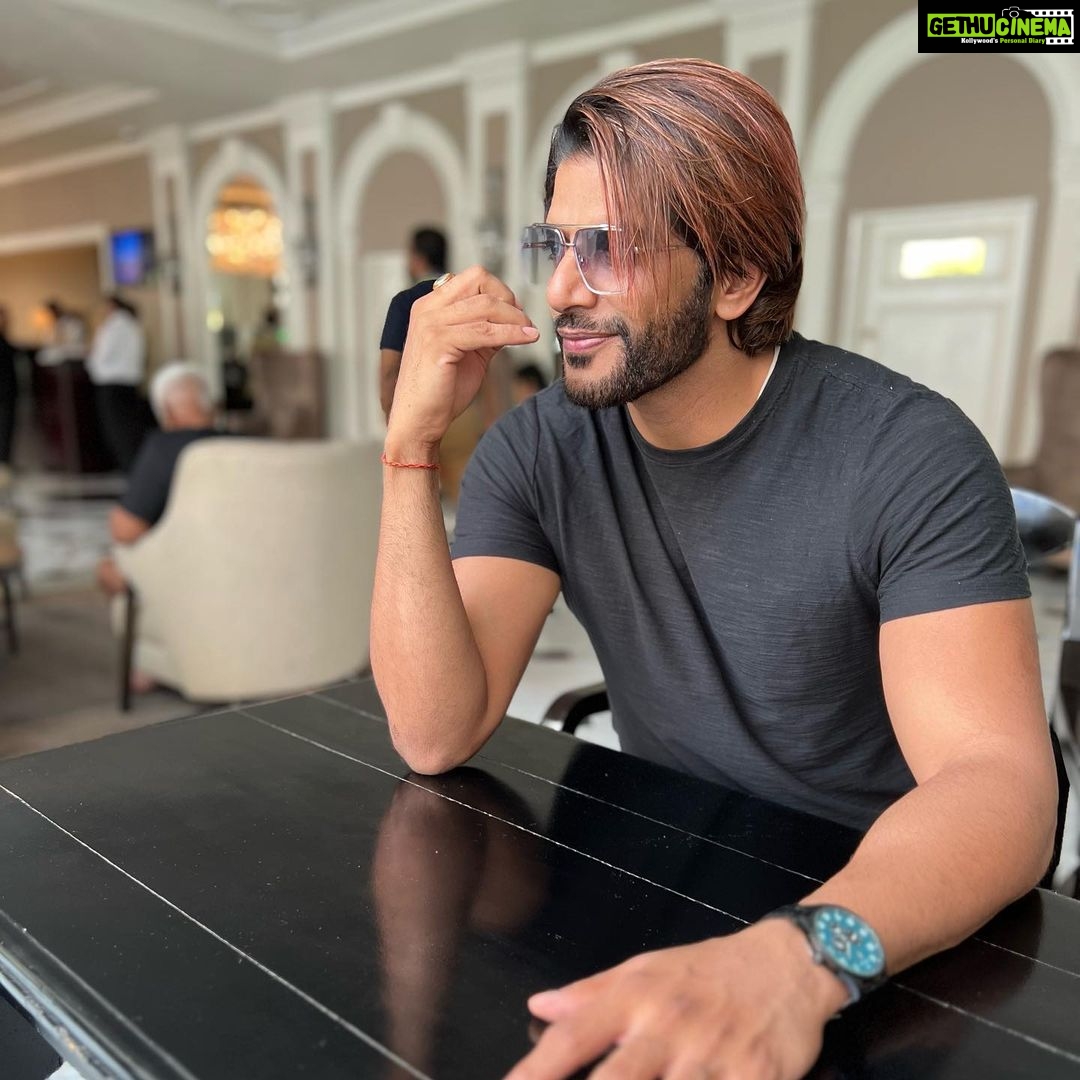 Karanvir Bohra Instagram - The #peace before the storm. Work mode is like vacation for me… #livingit #travel #colombo #work #ballyscasino