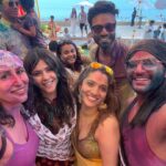 Karanvir Bohra Instagram - #Happyholi people! ❤️🧡💛💚💙 Time passes by so quickly.. we keep meaning to meet up with friends but it doesn't happen.. we all get so busy in our day-to-day lives.. especially those of us who have children! But Holi is a special day.. a day we always make time to celebrate with the people we love.. 😊 @lokhandeankita @jainvick @ektarkapoor @lostboyjourney @praneeth_kumarrrr @srishtyrode24 #karanvirbohra #teejaysidhu #myholi2023