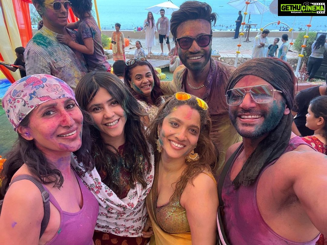 Karanvir Bohra Instagram - #Happyholi people! β€οΈπ§‘πππ Time passes by so quickly.. we keep meaning to meet up with friends but it doesn't happen.. we all get so busy in our day-to-day lives.. especially those of us who have children! But Holi is a special day.. a day we always make time to celebrate with the people we love.. π @lokhandeankita @jainvick @ektarkapoor @lostboyjourney @praneeth_kumarrrr @srishtyrode24 #karanvirbohra #teejaysidhu #myholi2023