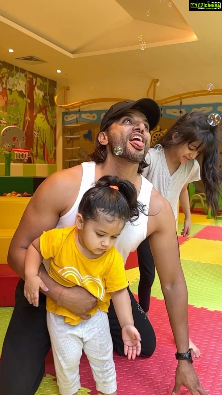 Karanvir Bohra Instagram - When you are at a play centre with your kids, your dimaag becomes like a 2 year old…. @radissonalibaug