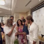 Karanvir Bohra Instagram - My #gurudev love you so much! First time my youngest baby met #Guruji.. she just woke up from a nap so a bit grumpy.. but so happy she got to meet someone so close to my heart! @srisriravishankar ❤ #jaigurudev #AOL #artofliving #artoflivingfoundation