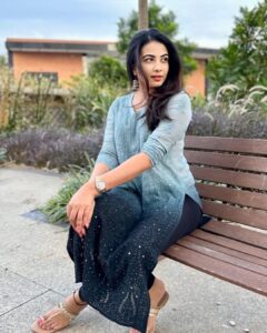 Kavya Shetty Instagram - From my phone , with luv 🖤

Ootd @roohmeofficial