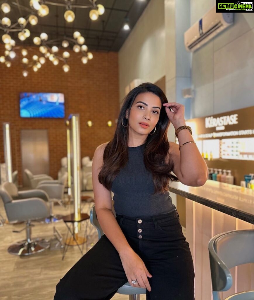 Kavya Shetty Instagram - 𝐆𝐢𝐯𝐞𝐚𝐰𝐚𝐲 𝐆𝐢𝐫𝐥𝐢𝐞𝐬 💃🏻!!!! You could win a voucher worth Rs .6000/- to get pampered from my favourite salon 🤩 This Women’s Day I have come togther to giveaway a voucher to any one of you from bangalores finest Blown salon @blown.in !!! 1) follow @blown.in 2) and @kavyashettyofficial 3) drop ♥️ emoji in the comments section and tag one BOSS BABE who empowers you to be a better version of you . 4)We randomly choose one winner whose most active on our social handles . Contest closes by March 7 th, 2023 12 pm Hurry 😇 *𝐆𝐢𝐯𝐞𝐚𝐰𝐚𝐲 𝐟𝐨𝐫 𝐈𝐧𝐝𝐢𝐚𝐧 𝐫𝐞𝐬𝐢𝐝𝐞𝐧𝐭𝐬 𝐨𝐧𝐥𝐲 𝐚𝐧𝐝 𝐫𝐞𝐬𝐢𝐝𝐞𝐧𝐭𝐬 𝐛𝐚𝐬𝐞𝐝 𝐨𝐮𝐭 𝐨𝐟 𝐁𝐚𝐧𝐠𝐚𝐥𝐨𝐫𝐞* *𝐓𝐡𝐢𝐬 𝐠𝐢𝐯𝐞𝐚𝐰𝐚𝐲 𝐢𝐬 𝐧𝐨𝐭 𝐚𝐬𝐬𝐨𝐜𝐢𝐚𝐭𝐞𝐝 𝐰𝐢𝐭𝐡 𝐈𝐧𝐬𝐭𝐚𝐠𝐫𝐚𝐦*
