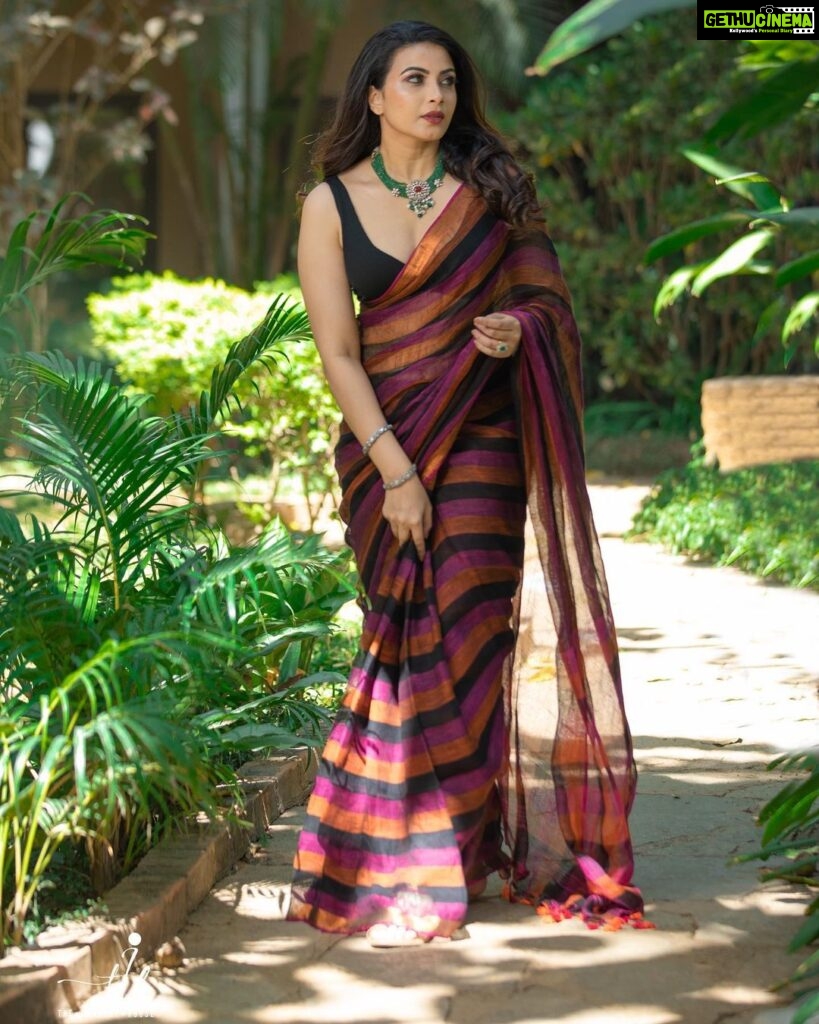 Kavya Shetty Instagram - Summer Favourite 🤩🔥 I am wearing a Handloom Linen Saree from @utpaladesigns which is breathable and comfortable for all summer occasions ❤️ #handloomsaree #utpaladesigns Click @theimageryhouse Styling @styledbyzoya_ Jewellery @bcos_its_silver Make Up @makeoverby_kavyamalnad Hair @hairstylistchaithra PR @dimple_raj @epyhreverse 📍 @holidayvillageblr.resort Bangalore, India