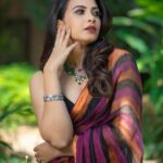 Kavya Shetty Instagram - Summer Favourite 🤩🔥 I am wearing a Handloom Linen Saree from @utpaladesigns which is breathable and comfortable for all summer occasions ❤️ #handloomsaree #utpaladesigns Click @theimageryhouse Styling @styledbyzoya_ Jewellery @bcos_its_silver Make Up @makeoverby_kavyamalnad Hair @hairstylistchaithra PR @dimple_raj @epyhreverse 📍 @holidayvillageblr.resort Bangalore, India