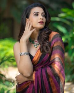 Kavya Shetty Instagram - Summer Favourite 🤩🔥 

I am wearing a Handloom Linen Saree from @utpaladesigns which is breathable and comfortable for all summer occasions ❤️
#handloomsaree #utpaladesigns 

Click @theimageryhouse 
Styling @styledbyzoya_ 
Jewellery @bcos_its_silver 
Make Up @makeoverby_kavyamalnad
Hair @hairstylistchaithra
PR @dimple_raj @epyhreverse
📍 @holidayvillageblr.resort