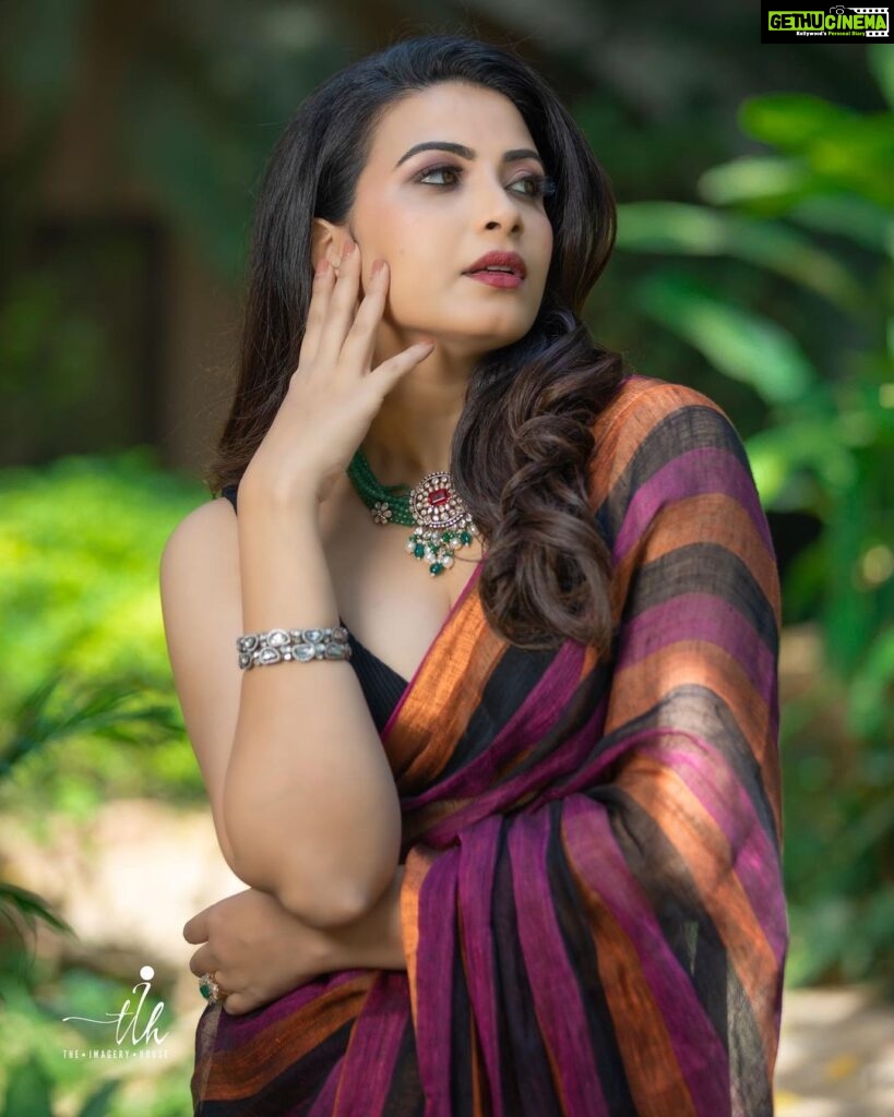 Kavya Shetty Instagram - Summer Favourite 🤩🔥 I am wearing a Handloom Linen Saree from @utpaladesigns which is breathable and comfortable for all summer occasions ❤ #handloomsaree #utpaladesigns Click @theimageryhouse Styling @styledbyzoya_ Jewellery @bcos_its_silver Make Up @makeoverby_kavyamalnad Hair @hairstylistchaithra PR @dimple_raj @epyhreverse 📍 @holidayvillageblr.resort Bangalore, India