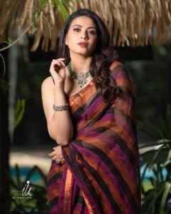 Kavya Shetty Instagram - Summer Favourite 🤩🔥 

I am wearing a Handloom Linen Saree from @utpaladesigns which is breathable and comfortable for all summer occasions ❤️
#handloomsaree #utpaladesigns 

Click @theimageryhouse 
Styling @styledbyzoya_ 
Jewellery @bcos_its_silver 
Make Up @makeoverby_kavyamalnad
Hair @hairstylistchaithra
PR @dimple_raj @epyhreverse
📍 @holidayvillageblr.resort