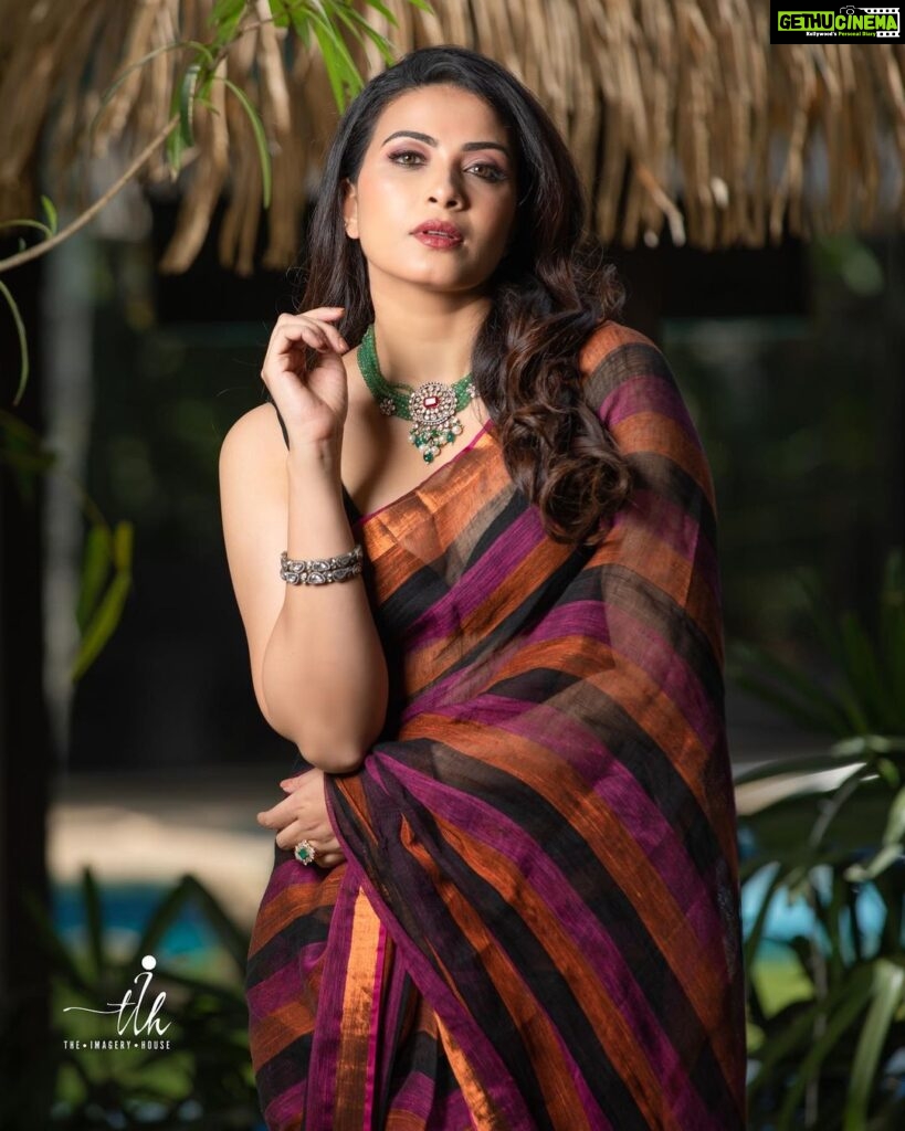 Kavya Shetty Instagram - Summer Favourite 🤩🔥 I am wearing a Handloom Linen Saree from @utpaladesigns which is breathable and comfortable for all summer occasions ❤️ #handloomsaree #utpaladesigns Click @theimageryhouse Styling @styledbyzoya_ Jewellery @bcos_its_silver Make Up @makeoverby_kavyamalnad Hair @hairstylistchaithra PR @dimple_raj @epyhreverse 📍 @holidayvillageblr.resort Bangalore, India