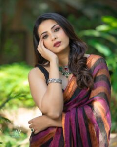 Kavya Shetty Instagram - Summer Favourite 🤩🔥 I am wearing a Handloom Linen Saree from @utpaladesigns which is breathable and comfortable for all summer occasions ❤️ #handloomsaree #utpaladesigns Click @theimageryhouse Styling @styledbyzoya_ Jewellery @bcos_its_silver Make Up @makeoverby_kavyamalnad Hair @hairstylistchaithra PR @dimple_raj @epyhreverse 📍 @holidayvillageblr.resort Bangalore, India