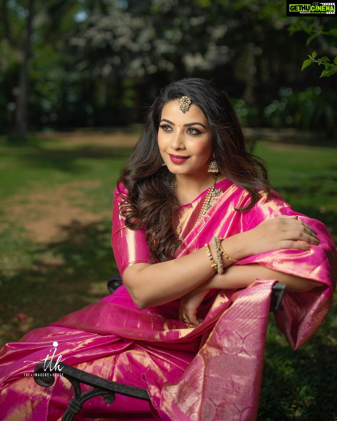Kavya Shetty Instagram - ๐ฎ๐๐๐๐๐๐๐ ๐จ๐๐๐๐ ๐๐ This UGADI, celebrate with Muhurtha! We would love to see how youโre celebrating this festive season. Share your Ugadi moments with us using #UgadiWithMuhurtha and one lucky winner gets a chance to win a saree from Muhurtha! โค๏ธ Get creative and share your pictures and Videos with us on your Ugadi moments. How to enter? 1. Follow @muhurthaworld and @kavyashettyofficial 2.Tag 3 friends asking to participate in the contest and follow us (only working accounts) 3.Share your Ugadi moments with us using #UgadiWithMuhurtha -Accounts created just for giveaway purpose will not qualify. -Giveaway valid across the world -1 lucky winner will be chosen and the winner will be announced on 23rd March. Stay Tunedโค๏ธ Shot @theimageryhouse Styling @styledbyzoya_ Jewellery @bcos_its_silver Make Up @makeoverby_kavyamalnad Hair @hairstylistchaithra Blouse @prati_bimba_ PR @dimple_raj @epyhreverse Bangalore, India