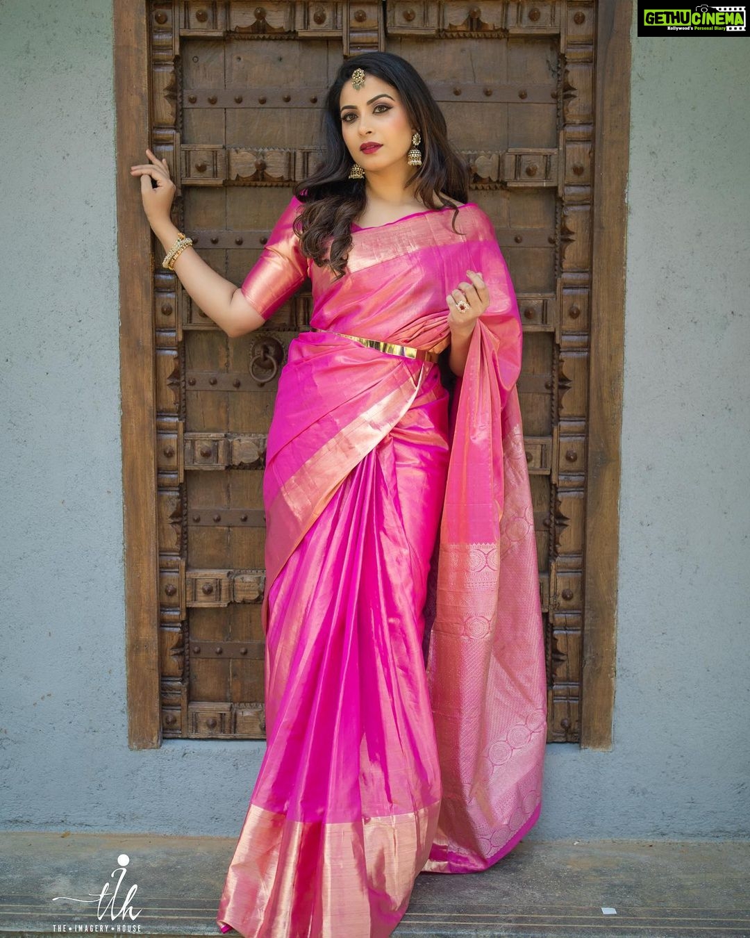 Kavya Shetty Instagram - ๐ฎ๐๐๐๐๐๐๐ ๐จ๐๐๐๐ ๐๐ This UGADI, celebrate with Muhurtha! We would love to see how youโre celebrating this festive season. Share your Ugadi moments with us using #UgadiWithMuhurtha and one lucky winner gets a chance to win a saree from Muhurtha! โค๏ธ Get creative and share your pictures and Videos with us on your Ugadi moments. How to enter? 1. Follow @muhurthaworld and @kavyashettyofficial 2.Tag 3 friends asking to participate in the contest and follow us (only working accounts) 3.Share your Ugadi moments with us using #UgadiWithMuhurtha -Accounts created just for giveaway purpose will not qualify. -Giveaway valid across the world -1 lucky winner will be chosen and the winner will be announced on 23rd March. Stay Tunedโค๏ธ Shot @theimageryhouse Styling @styledbyzoya_ Jewellery @bcos_its_silver Make Up @makeoverby_kavyamalnad Hair @hairstylistchaithra Blouse @prati_bimba_ PR @dimple_raj @epyhreverse Bangalore, India